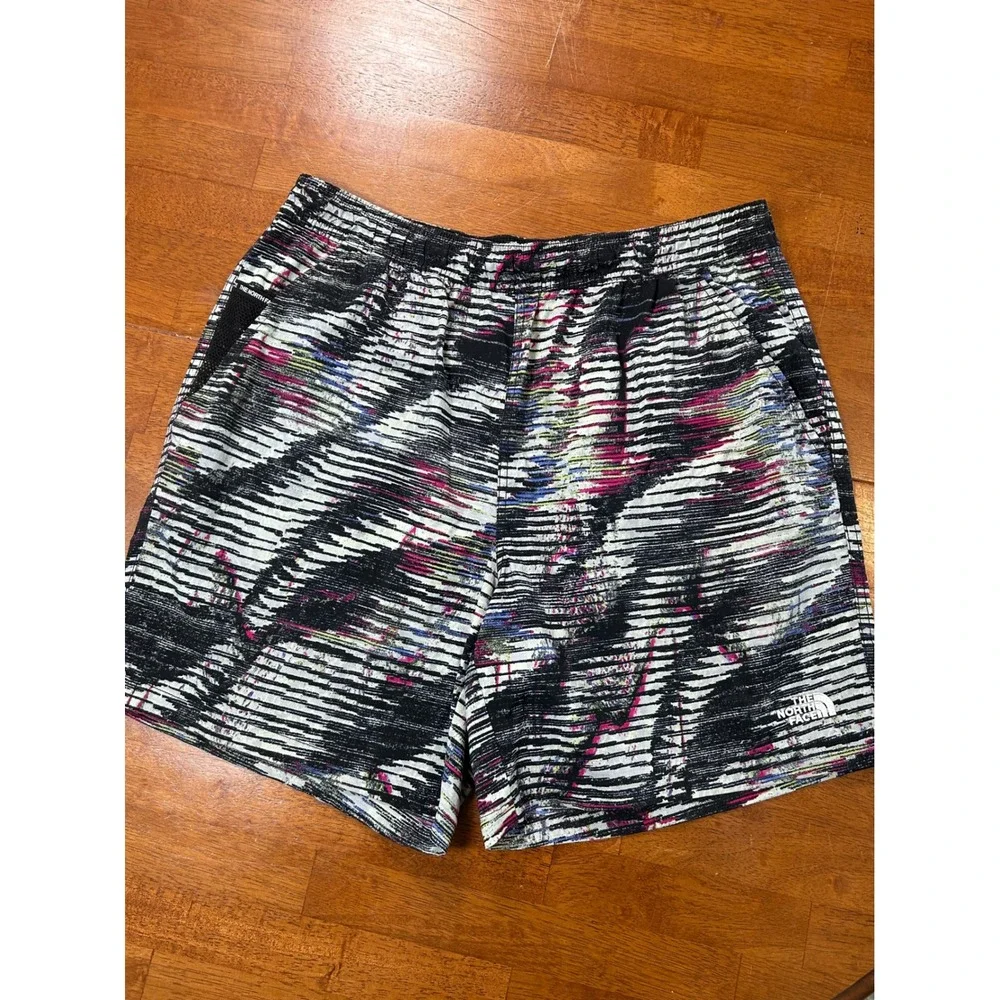 The North Face Shorts Mens Medium Black Abstract FlashDry Activewear Running